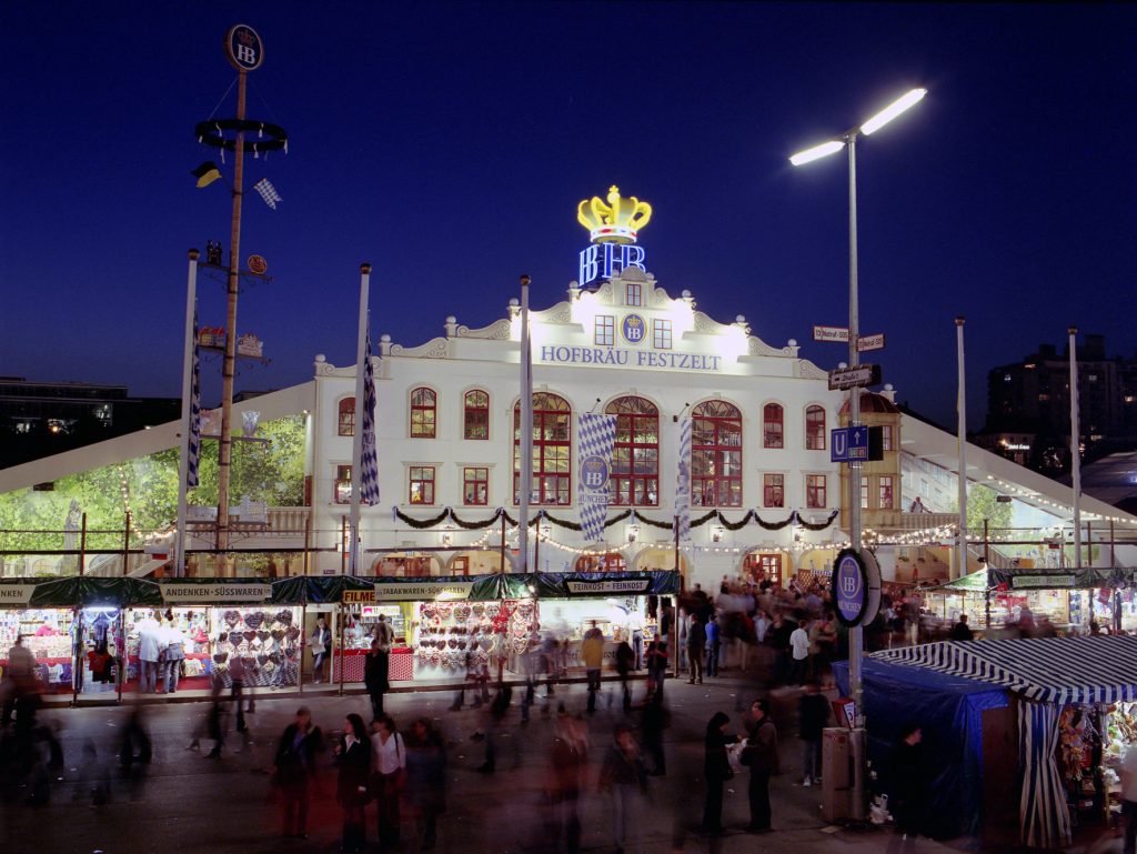 Hofbräuzelt Nachts